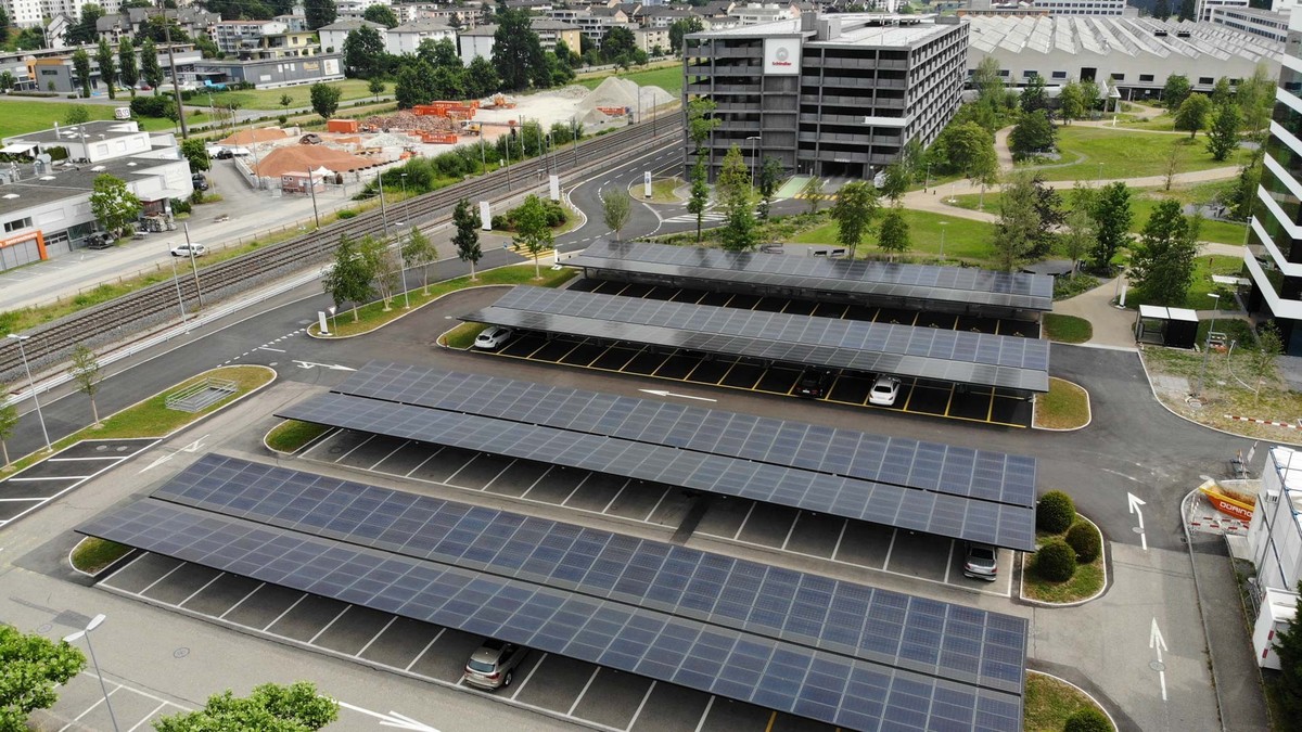 Solardach auf einem Parkplatz in Ebikon LU, entwickelt vom Schweizer Solarhersteller Megasol in Deitingen SO.