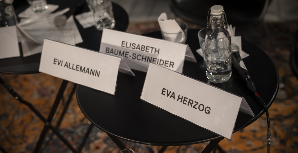 Namensschilder der SP Bundesratskandidatinnen Evi Allemann, Regierungsraetin SP-BE, Elisabeth Baume-Schneider, Staenderaetin SP-JU und Eva Herzog, Staenderaetin SP-BS, links nach rechts, an einem oeff ...