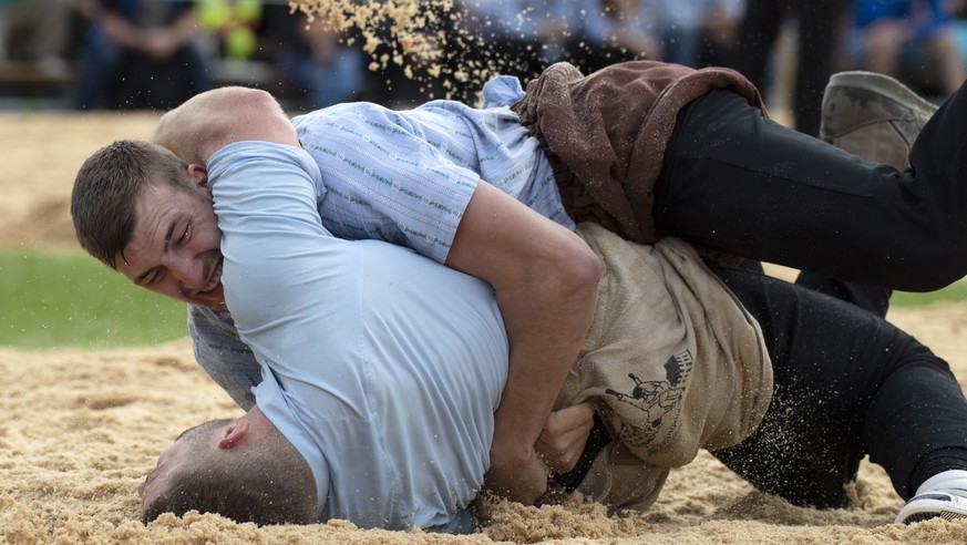 Remo Kaeser, Burgaeschi, unten, schwingt gegen Damian Ott, Dreien, oben, beim Berner Kantonalen Schwingfest, am Sonntag, 8. August 2021 in Aarberg. (KEYSTONE/Marcel Bieri)