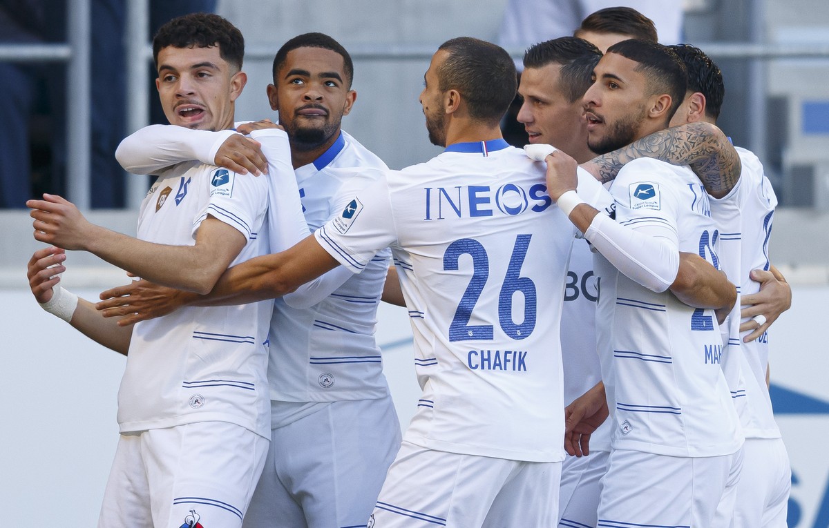 L'attaquant lausannois Zeki Amdouni, gauche, celebre son but avec ses coequipiers lors de la rencontre de football de Super League entre FC Lausanne-Sport, LS, et Grasshopper Club Zuerich, GC, ce ...