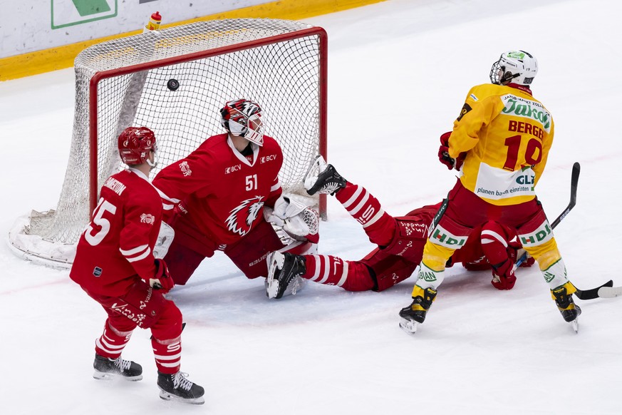 L?attaquant de Langnau Pascal Berger, droite, marque le premier but au gardien lausannois Tobias Stephan, gauche, lors du match du championnat suisse de hockey sur glace de National League entre le La ...