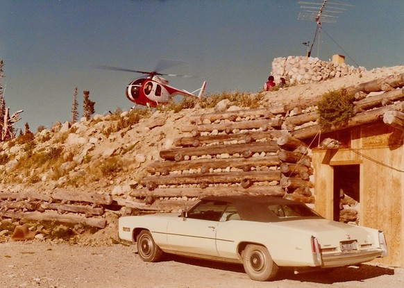 &lt;p&gt;Girard Hendersons Boulder-Haus von aussen - mit Helikopter Landeplatz.&lt;/p&gt;