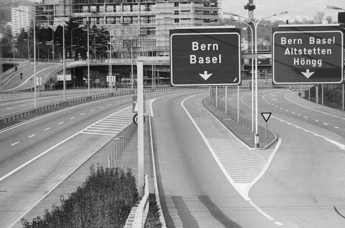 Leere Strassen in Zuerich an einem Autofreien Sonntag im November 1973. Wegen der unsicheren Versorgungslage auf dem Erdoelmarkt erlaesst der Bundesrat am 21. November 1973 ein Autofahrverbot fuer dre ...