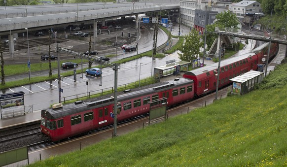 Ein Mädchen und eine Bahnangestellte haben sich am vergangenen Donnerstag in einem Wagen der SZU Verätzungen zugezogen.