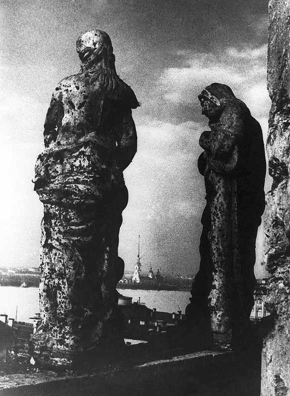 Im Hintergrund die Peter-und-Paul-Festung, Leningrad, 1942.