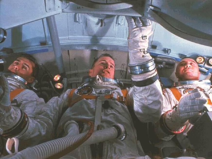 Die tödlich verunglückte Apollo-1-Crew im Simulator; Roger Chaffee, Ed White und Gus Grissom. Während des Tests fing – wahrscheinlich durch einen Kurzschluss oder Lichtbogen – das Innere der Kapsel Fe ...