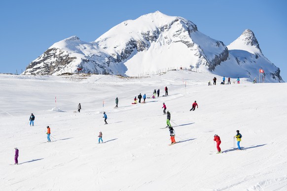 People are skiing during a sunny ski day, at First, above Grindelwald, in Bernese Oberland, Switzerland, this Sunday, 22. January 2017. (KEYSTONE/Anthony Anex)