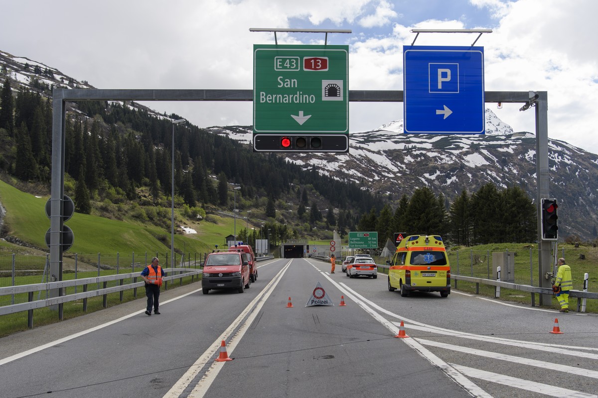 epa06747267 View of the closed San Bernardino Tunnel in Hinterrhein, Switzerland, 18 May 2018. As the police reports, a German bus caught fire in the afternoon of 18 May. All passengers are supposedly ...