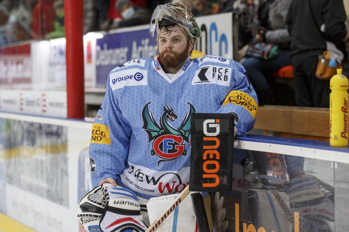 Fribourg's goaltender Benjamin Conz looks on disappointed after losing against Geneve-Servette, during the game of National League A (NLA) Swiss Championship between HC Fribourg Gotteron and Gene ...