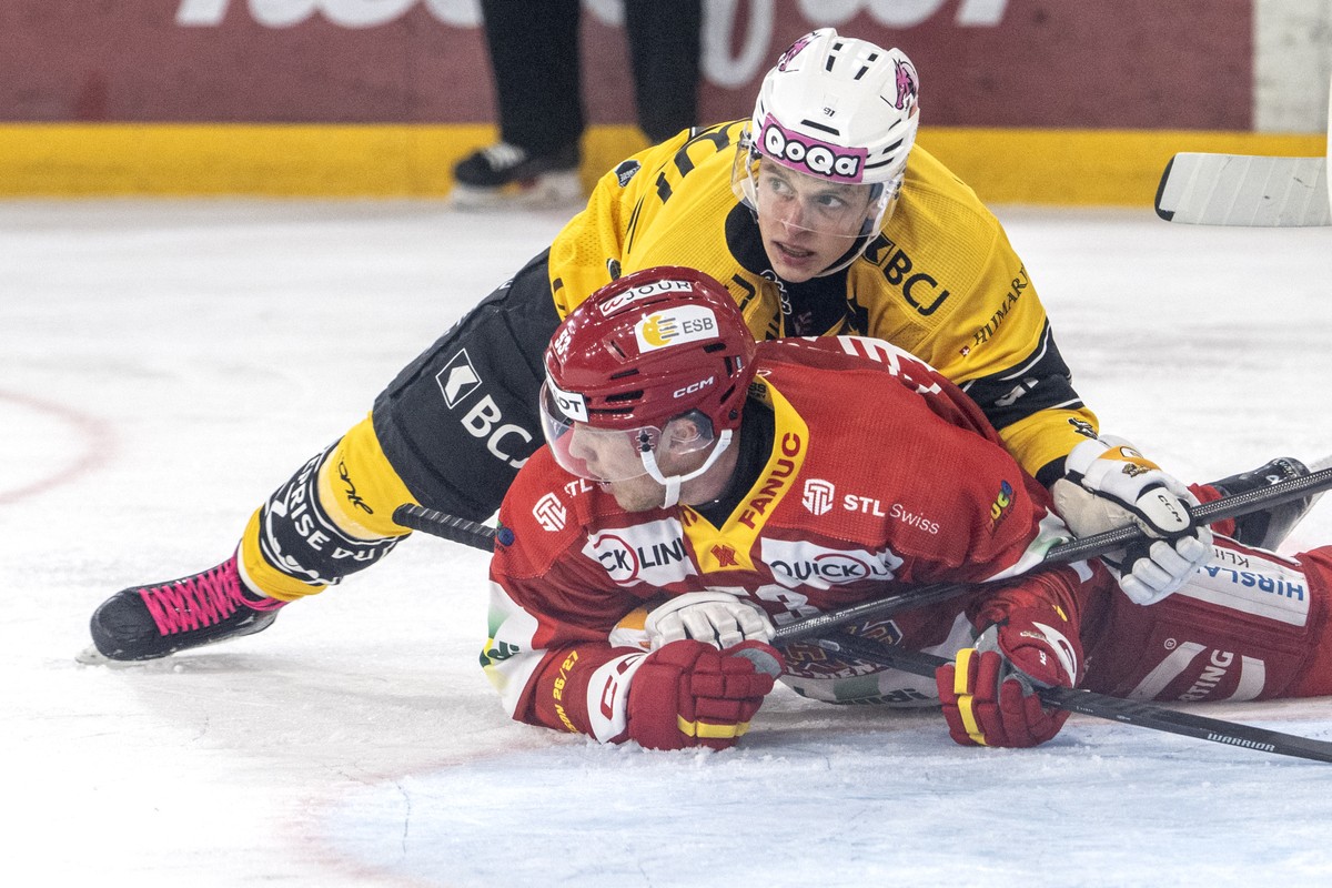 Jeff Skinner (EHCB). unten, kaempft um den Puck mit Yonas Berthoud (HCA) im Spiel der Eishockey National League zwischen EHC Biel-Bienne, EHCB, und HC Ajoie, HCA, vom Freitag, 16. Oktober 2026 in Tiss ...