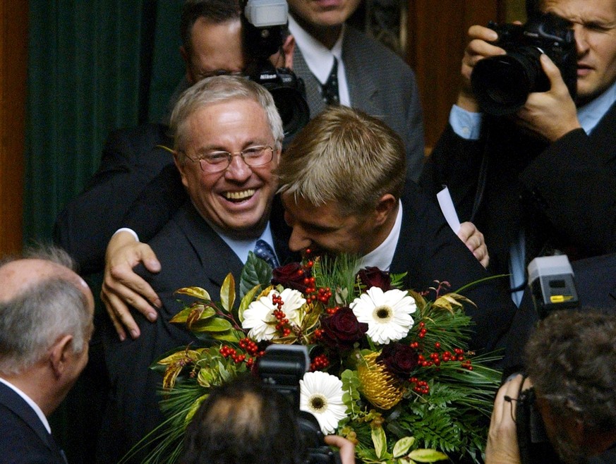Toni Brunner umarmt Christoph Blocher nach dessen Wahl zum Bundesrat (Archivbild 2003).