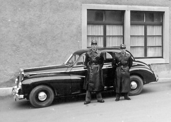 Auch ein Wolseley war um 1950 im Fuhrpark der Kantonspolizei St.Gallen. Hier eine Aufnahme von damals auf dem Klosterhof.
https://fokus-kaposg.ch/1929/01/26/geschichte-der-polizeifahrzeuge/