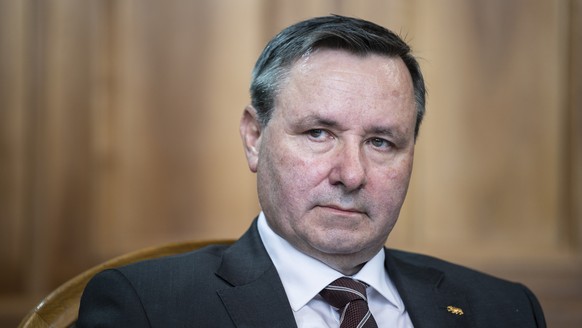 Werner Salzmann, SVP-BE, hoert einem Votum zu, an der Sommersession der Eidgenoessischen Raete, am Mittwoch, 1. Juni 2022 im Staenderat in Bern. (KEYSTONE/Alessandro della Valle)
