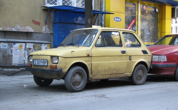 Kaputte Autos wie dieses sind im Balkan ganz normal.