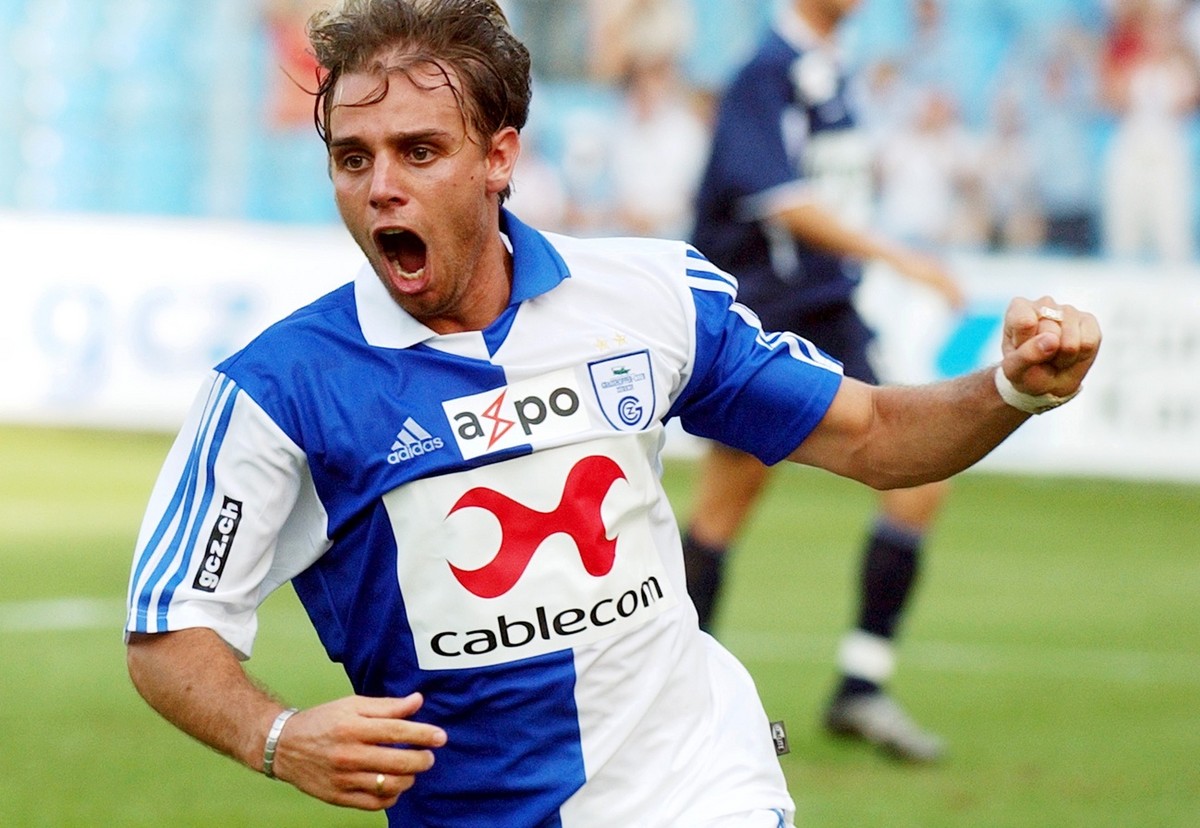 Grasshoppers' Richard Nunez freut sich am Sonntag, 17. August 2003, ueber seinen Treffer zum 1-0 gegen den FC Zuerich. (KEYSTONE/Steffen Schmidt)