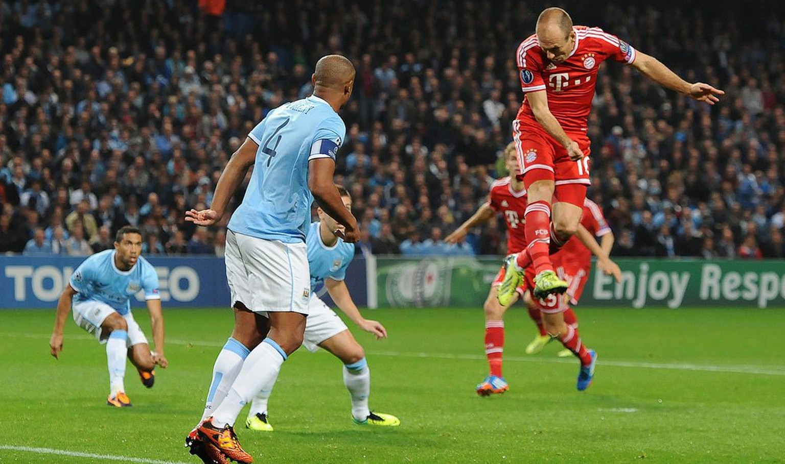 Vincent Kompany kann bei Arjen Robbens perfektem Kopfball vor zwölf Monanten nur zuschauen.