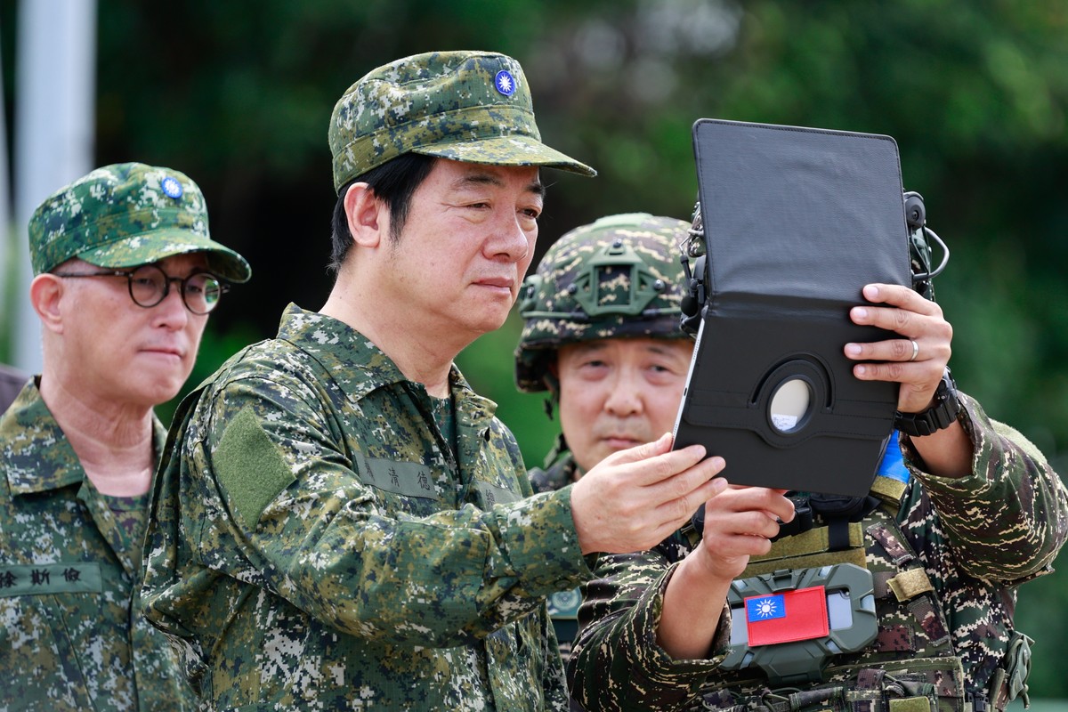 epa12236835 Taiwanese President Lai Ching-te (William Lai) (L) monitors a live video feed from a drone during a drill inside a naval base as part of the annual Han Kuang military exercises, in Kaohsiu ...
