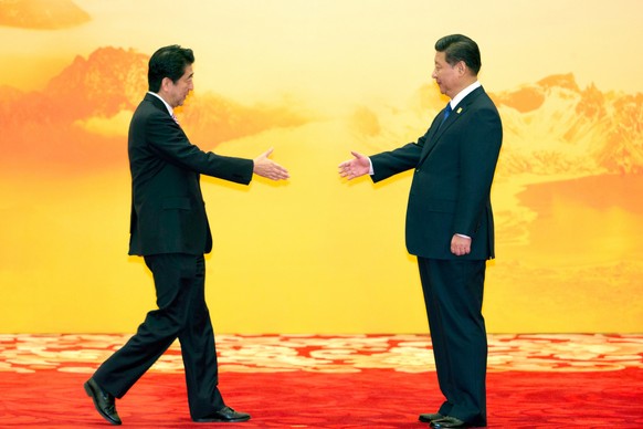 Händedruck mit dem Erzfeind: Japans Premier Shinzo Abe (links) und Xi.