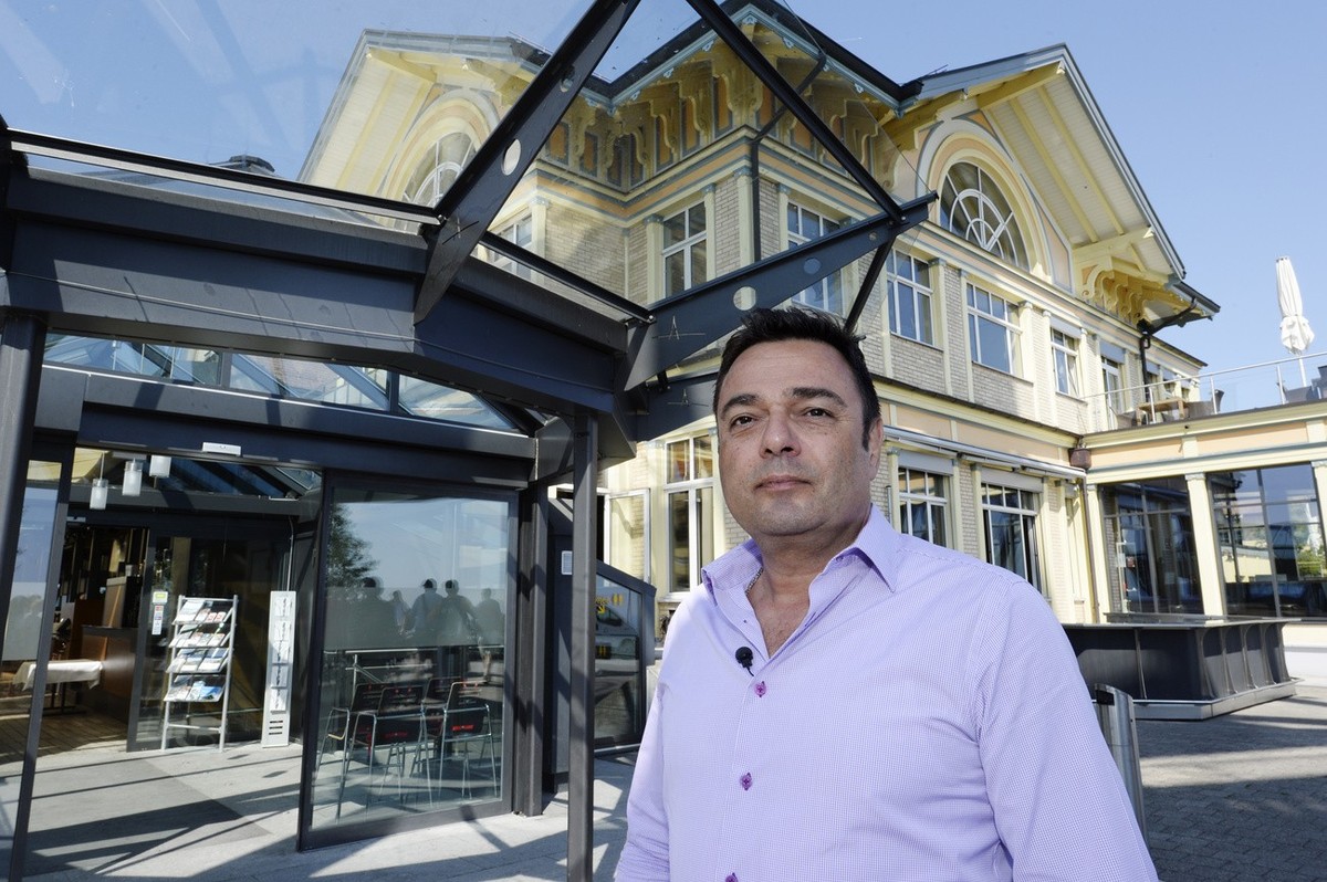 Giusep Fry, Besitzer des Hotels Uto Kulm, posiert anlaesslich einer Pressekonferenz vor dem Hotel auf dem Zuercher Uetliberg, am Montag, 23. Juni 2014, in Zuerich. Der Rueckbau der nicht bewilligten B ...