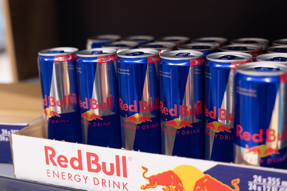 Red Bull Energy Drink im Regal - FRANKFURT, DEUTSCHLAND - 21. M