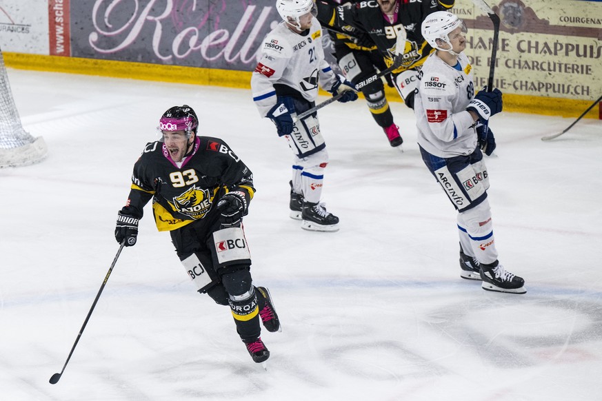 Ajoies Jordane Hauert, links, feiert seinen Treffer zum 3-2 im dritten Spiel der Eishockey Ligaqualifikation der National League zwischen dem HC Ajoie und dem HC La Chaux-de-Fonds in der Raiffeisen Ar ...