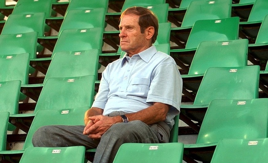 Vereinzelte Zuschauer erwarten das Spiel der Axpo Super League Grasshoppers gegen Thun in Zuerich am Samstag 28. August 2004. (KEYSTONE/Walter Bieri)