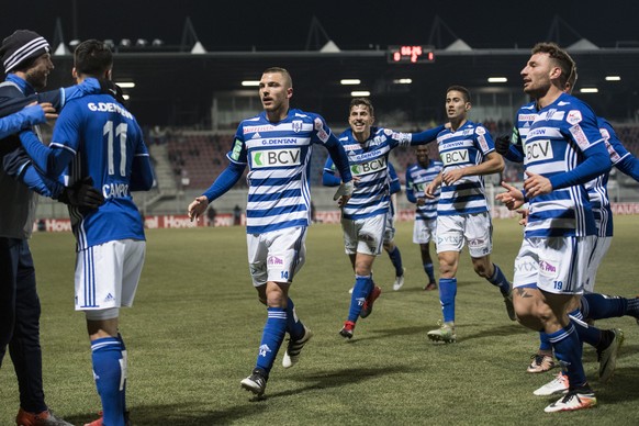 Die Lausanner jubeln im Fussball Super League Spiel zwischen dem FC Vaduz und dem FC Lausanne-Sport, am Samstag, 10. Dezember 2016, im Rheinpark Stadion in Vaduz. (KEYSTONE/Ennio Leanza)