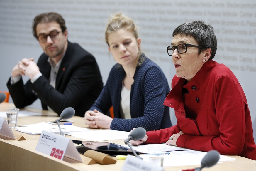 Barbara Gysi, Nationalraetin SP-SG, Vizepraesidentin der SP Schweiz, rechts, spricht neben Nadine Masshardt, Nationalraetin SP-BE, Wahlkampfleiterin der SP Schweiz, und David Roth, Kantonsrat LU, Prae ...