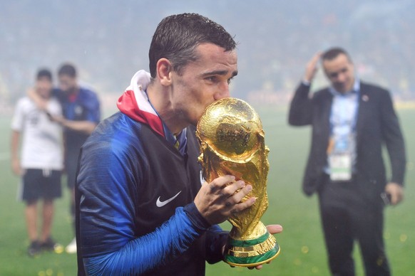 Antoine GRIEZMANN (FRA) kuesst den Pokal,Cup,Trophaee, Siegerehrung, Victory Ceremony, Aktion,Einzelbild,angeschnittenes Einzelmotiv,Halbfigur,halbe Figur, Frankreich (FRA) - Kroatien (CRO) 4-2, Final ...