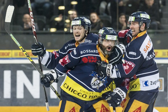 Jubel bei den Zugern Zugs Carl Klingberg, Zugs Josh Holden und Zugs David McIntyre, von links, nach dem Siegestor im ersten Eishockey Playoff-Viertelfinalspiel der National League A zwischen dem EV Zu ...