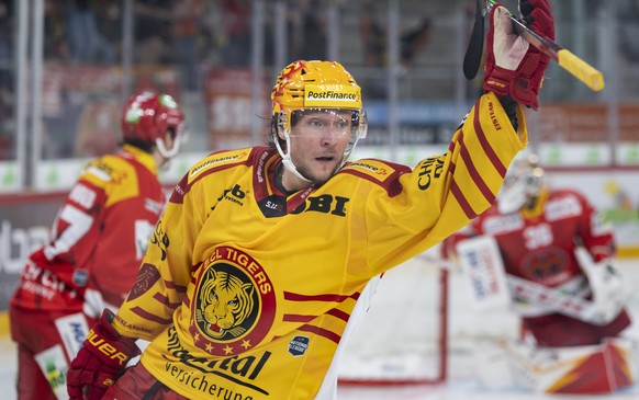 Der Langnauer PostFinance Top Scorer Jesper Olofsson jubelt nach seinem Tor zum 0:3, beim Eishockey Meisterschaftsspiel der National League zwischen dem EHC Biel und SCL Tigers, am Samstag, 25. Septem ...