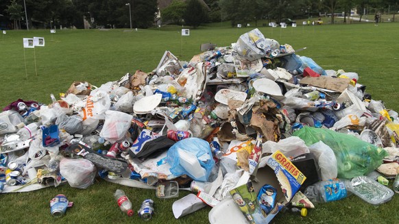 ZUR MELDUNG, DASS DER BUNDESRAT DIE GEPLANTE AENDERUNG DES UMWELTSCHUTZGESETZES UNTERSTUETZT, STELLEN WIR IHNEN AM MITTWOCH 13. APRIL 2016 FOLGENDES ARCHIVBILD ZUR VERFUEGUNG. - Ein Abfallberg liegt i ...