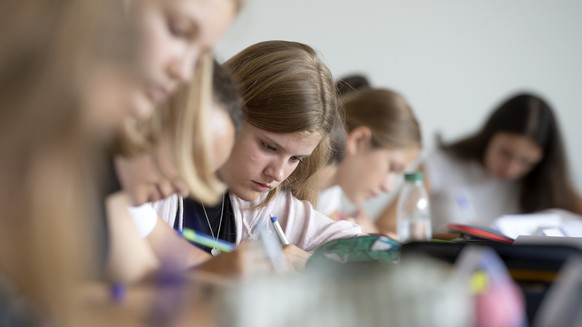 Der Unterricht einer Gymnasialklasse anlaesslich der Eroeffnung der neuen Kantonsschule Uetikon am See, am Montag, 20. August 2018, in Uetikon am See. Das neue Gymnasium bietet 500 Schuelerinnen und S ...