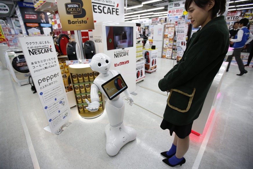 «Pepper» im Gespräch mit einer Kundin: Wie sich der Roboter mit den tiefschwarzen Augen im Vergleich mit seinen menschlichen Kollegen schlägt, ist nicht bekannt.&nbsp;