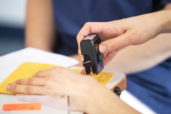 Ein Stempel wird in einen Impfausweis gemacht, in einem Pflegezentrum in Embrach, aufgenommen am Donnerstag, 21. Januar 2021. (KEYSTONE/Alexandra Wey)