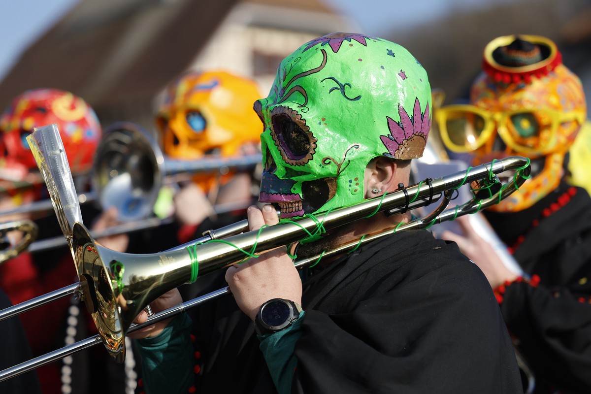 Die Guggenmusik "Los Banditos" spielt waehrend dem grossen Umzug beim "Carnaval des Bolzes" (Bolzenfasnacht), am Sonntag, 2. Maerz 2025 in der Unterstadt von Fribourg. Seit 57 Jahr ...