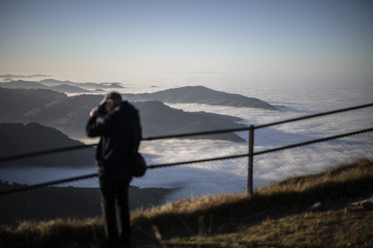 Ein Besucher schaut aufs Nebelmeer, bei herbstlichem Wetter, am Montag, 4. November 2024, auf dem Hohen Kasten in Bruelisau. (KEYSTONE/Gian Ehrenzeller)