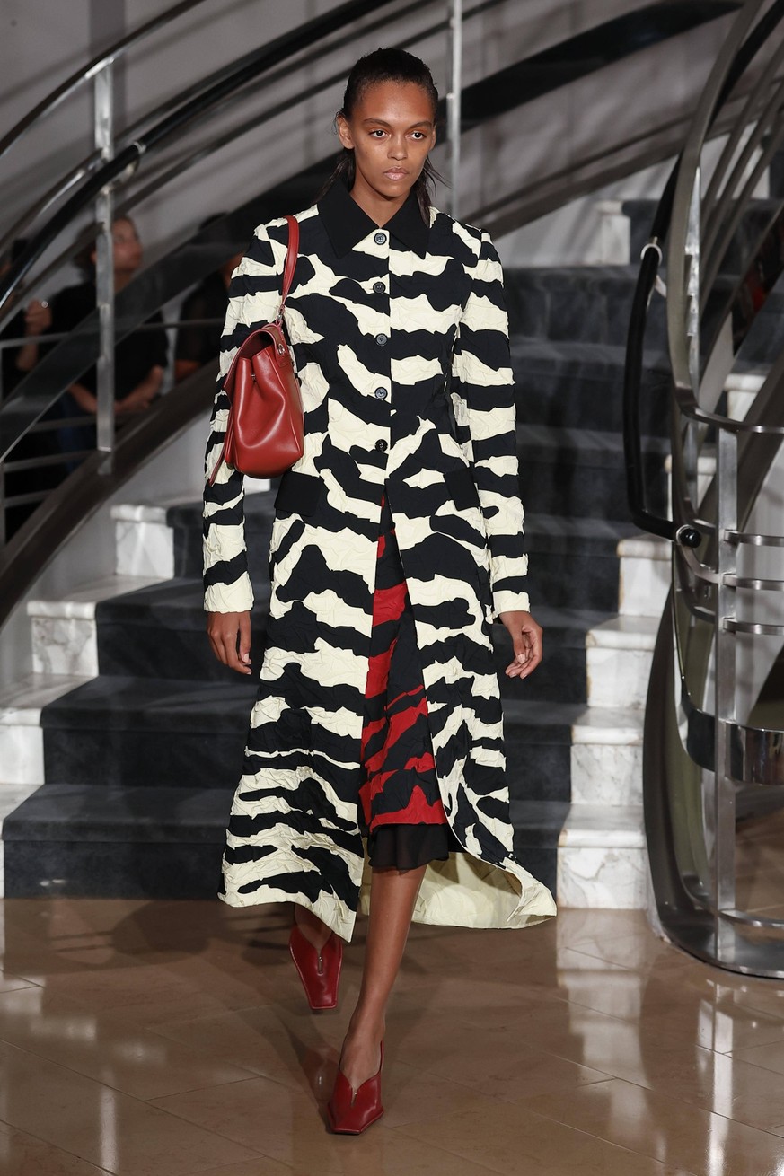 PROENZA SCHOULER Spring/Summer 2027 runway during New York Fashion Week on September 2026 - New York, USA 10/09/2026 PROENZA SCHOULER Spring/Summer 2027 runway during New York Fashion Week on Septembe ...