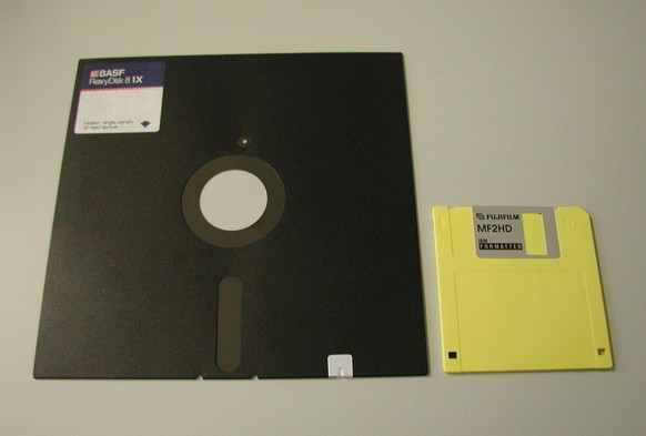 8 Zoll vs. 3,5 Zoll: 1982 lancierte Sony die handliche 3,5-Zoll-Diskette (rechts), die eine stabile Hülle hatte und bis weit in die 90er-Jahre verbreitet war.