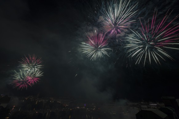 Das 1. August-Feuerwerk ueber dem Rhein in Basel, fotografiert am Dienstag, 31. Juli 2018. (KEYSTONE/Georgios Kefalas)