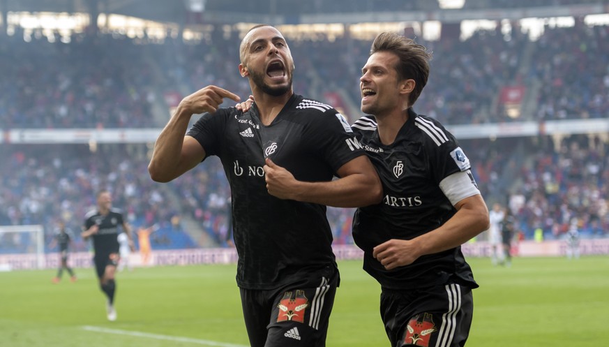 Basels Arthur Cabral, links, und Valentin Stocker, rechts, freuen sich ueber das 3:1 im Fussball Meisterschaftsspiel der Super League zwischen dem FC Basel 1893 und dem FC Zuerich im Stadion St. Jakob ...