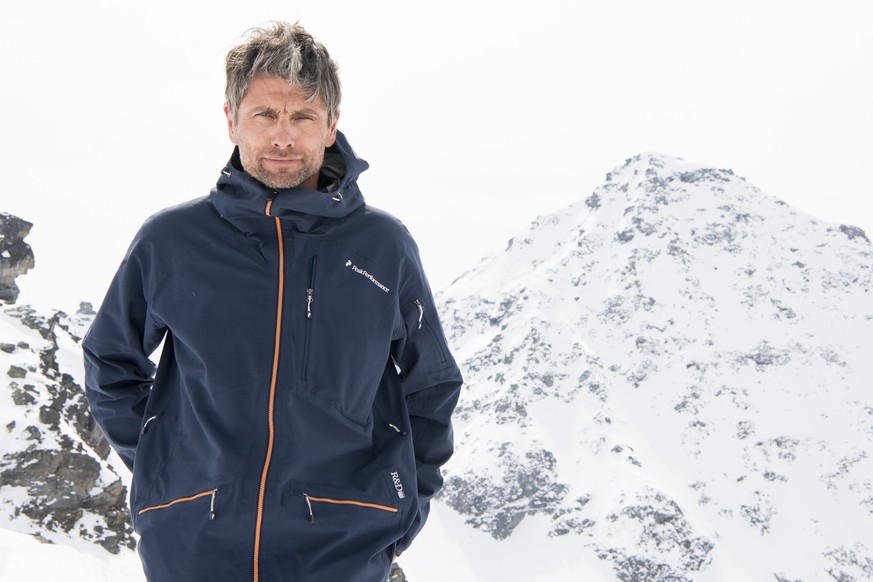 Nicolas Hale-Woods, manager du Freeride World Tour, prend la pose en face du &amp;quot;Bec des Rosses&amp;quot; lors d&amp;#039;un point presse un jour avant la derniere etape du Freeride World Tour,  ...