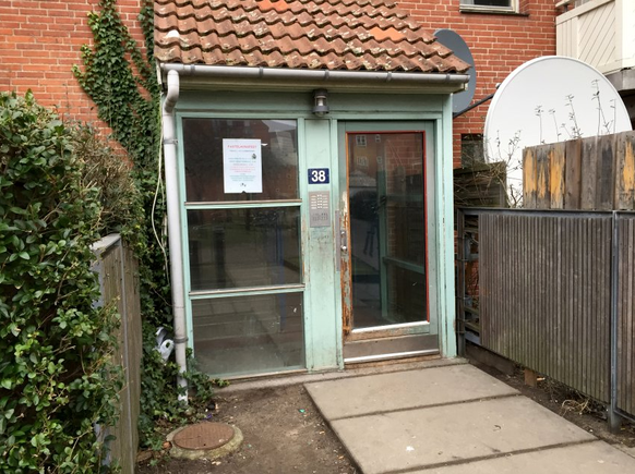 Hausnummer 38: Die Polizei durchsuchte die Wohnungen