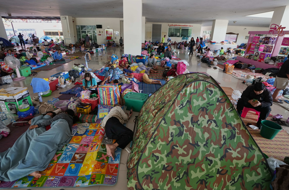 Menschen aus Thailand flüchten in ein Evakuierungszentrum.