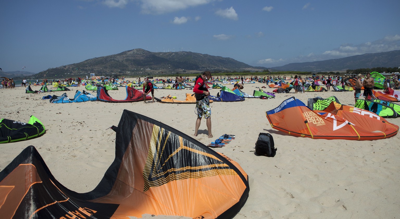 Am Strand von Los Lances in der Nähe von Tarifa machen sich die Teilnehmer bereit.