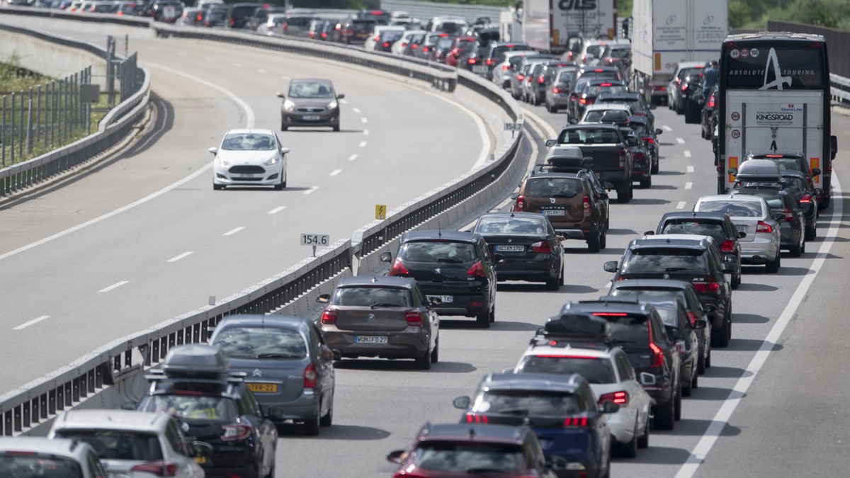 epa06088745 Vehicles at a stand still in a 12 km long traffic jam in the southerly direction before the Gotthard tunnel near Erstfeld, Switzerland, 15 July 2017. EPA/URS FLUEELER