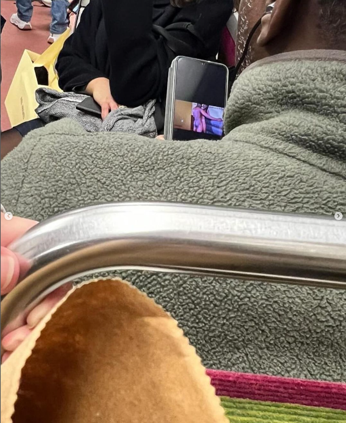 Gens dans le metro: Lustige und absurde Bilder aus dem Strassenbahn-Leben in Paris