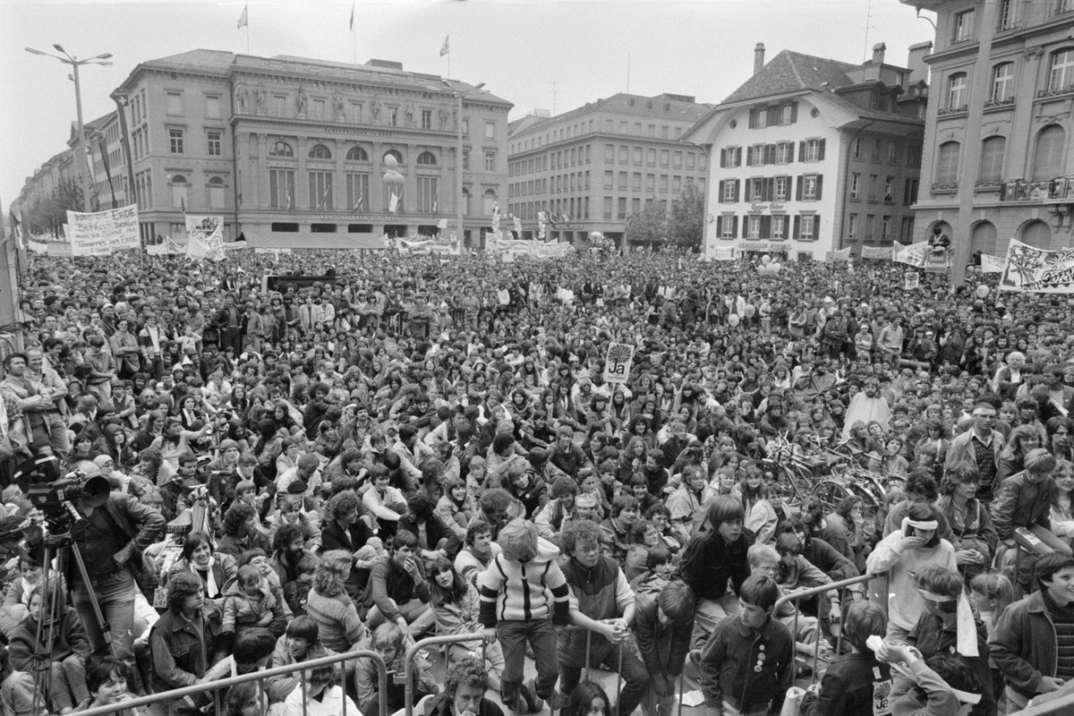 An der Demonstration gegen das Waldsterben in Bern nehmen mehrer Zehntausend Demonstranten teil und fordern ein Ja zur Initiative "Zukunft ohne weitere Atomkraftwerke" und "fuer eine si ...