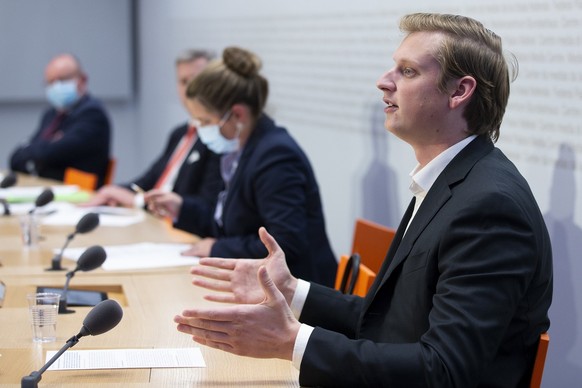 David Trachsel, Praesident Junge SVP Schweiz, spricht waehrend einer Medienkonferenz zum Covid-19-Gesetz, am Freitag, 15. Oktober 2021, in Bern. Die SVP lehnt das Covid-19-Gesetz ab. (KEYSTONE/Peter K ...