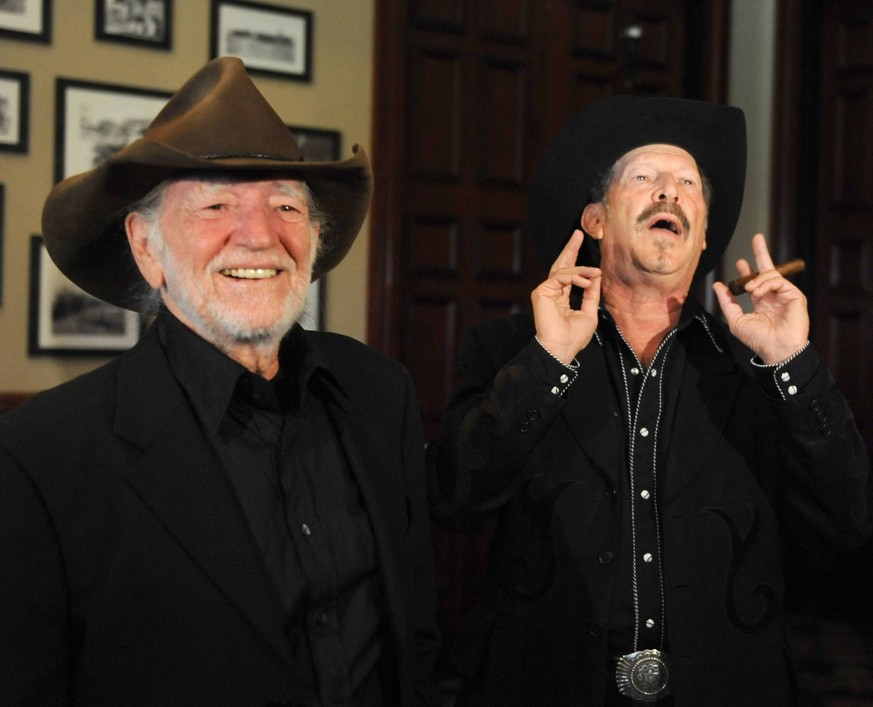 Bildnummer: 53367244 Datum: 16.09.2009 Copyright: imago/UPI Photo
Musician Willie Nelson, left, joins Kinky Friedman at a fund raising stop on September 16, 2009 in Plano, Texas. Performer and author ...